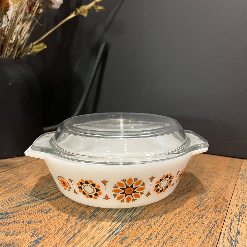 🧡JAJ Pyrex 505 England Casserole with Lid — Orange Flower Power Pattern